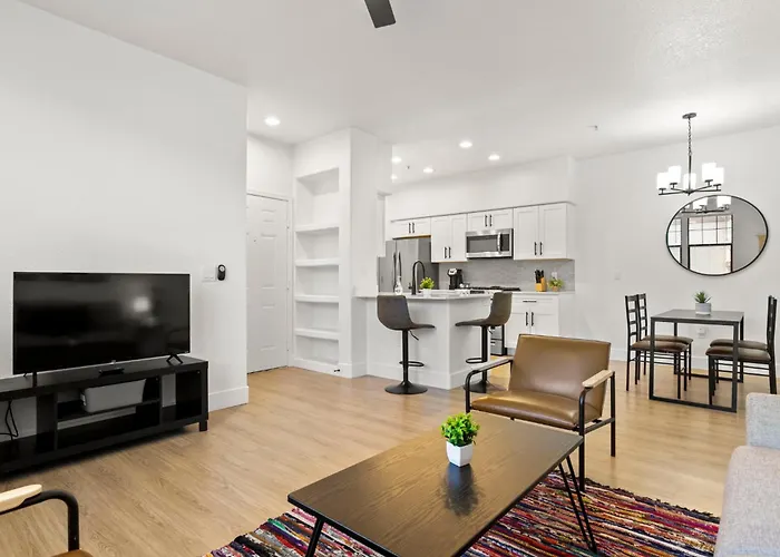 Cozysuites By The Stadium With Pool 15 * Glendale