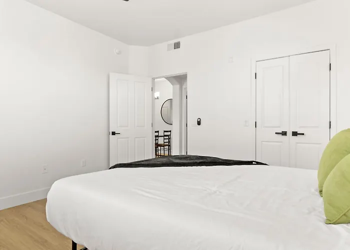 Cozysuites By The Stadium With Pool 15 Glendale