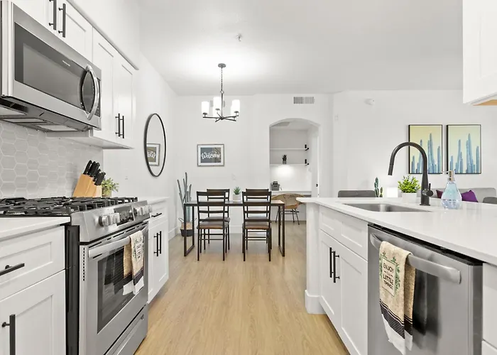 Cozysuites By The Stadium With Pool 15 * Glendale
